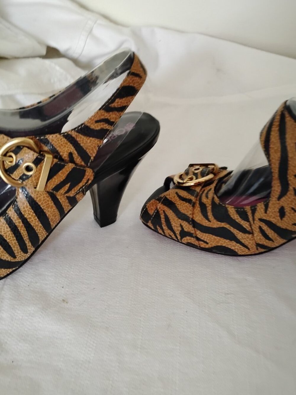 Gretta sz 8  open toe sling pumps.  Black and tan striped animal motif. - Picture 6 of 8